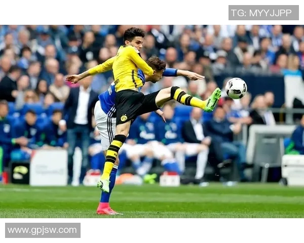 多特蒙德与汉堡激战在即球迷期待精彩对决与战术较量 多特蒙德与汉堡激战在即球迷期待精彩对决与战术较量