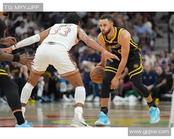 快船与勇士激战正酣NBA赛场巅峰对决引发球迷热潮