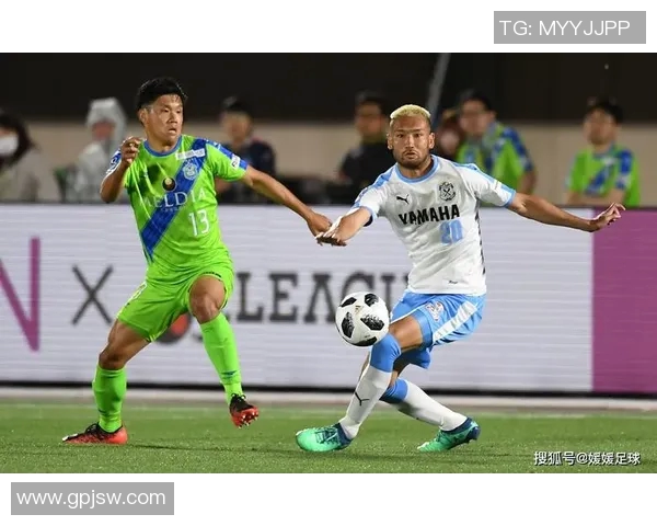 东京绿菌与长崎航海的激烈对决展现足球魅力与团队精神